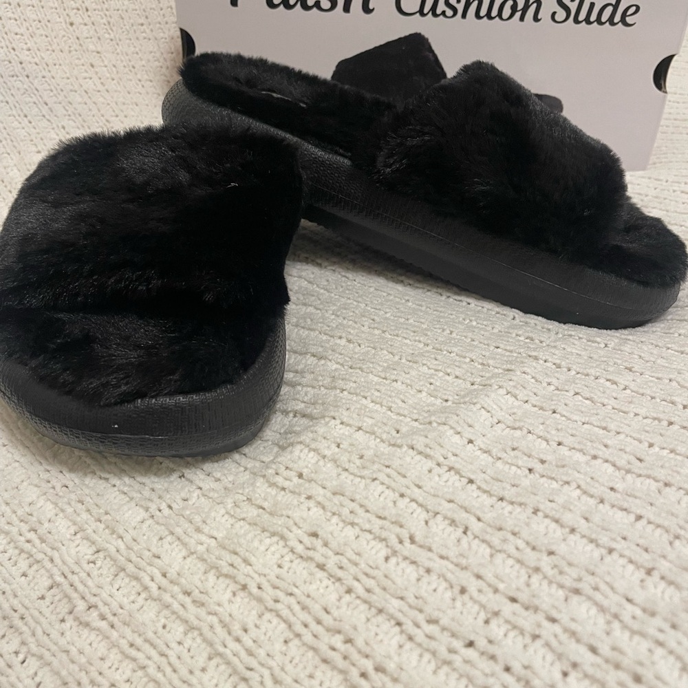 32 Degrees Black Fuzzy Slide Slippers
